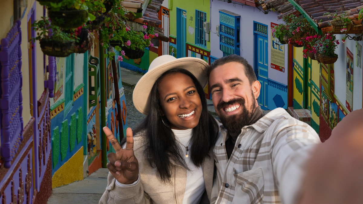 Personas tomándose una selfie en un pueblo de Antioquia. Crédito: Getty Images.