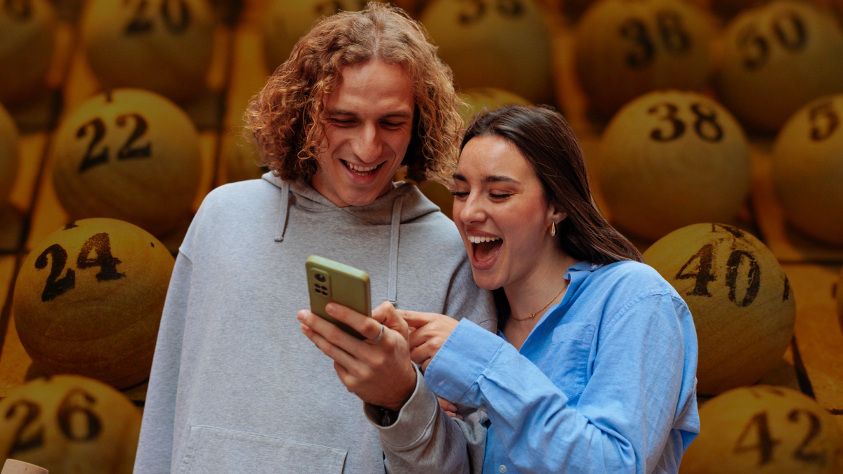 Amigos emocionados viendo los números de la suerte. | Crédito: Getty images.