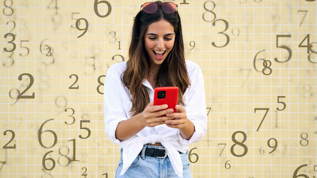 Mujer emocionada viendo la pantalla de su celular. | Crédito: Getty images.