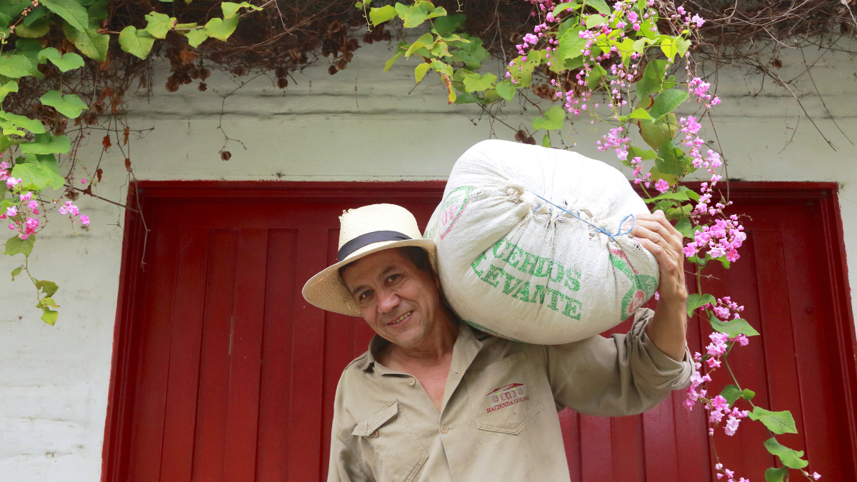 Señor cargando café. | Crédito: Getty images,