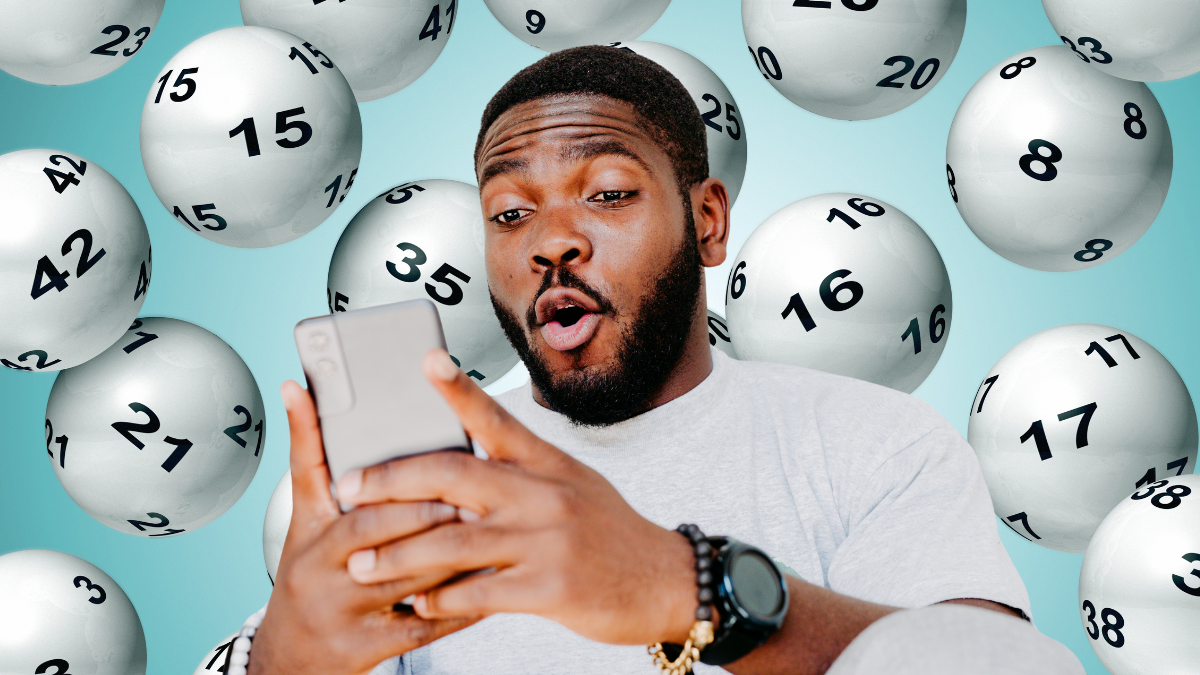 Persona emocionada viendo su celular. | Crédito: Getty images.