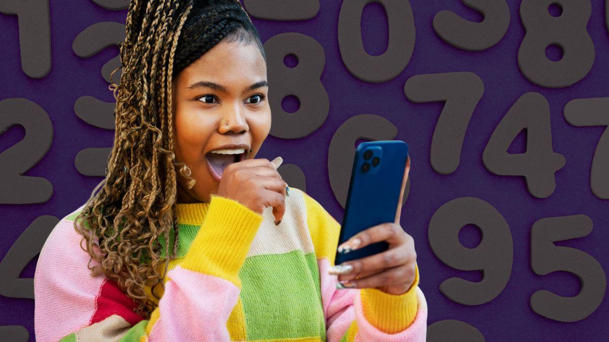 Persona emocionada viendo su celular. Crédito: Getty Images.