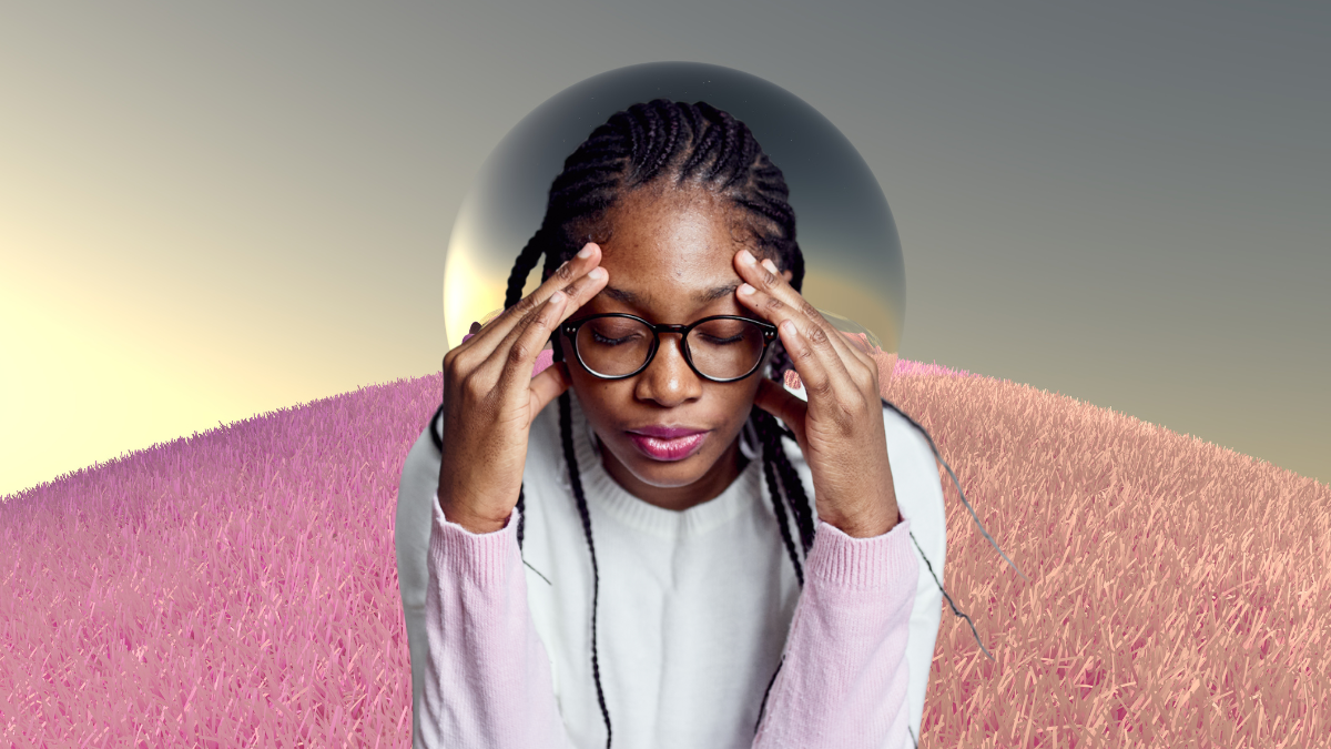 Mujer preocupada con Mercurio de fondo. | Crédito: Getty images.