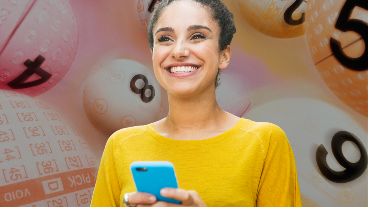 Mujer emocionada con su celular. | Crédito: Getty images.