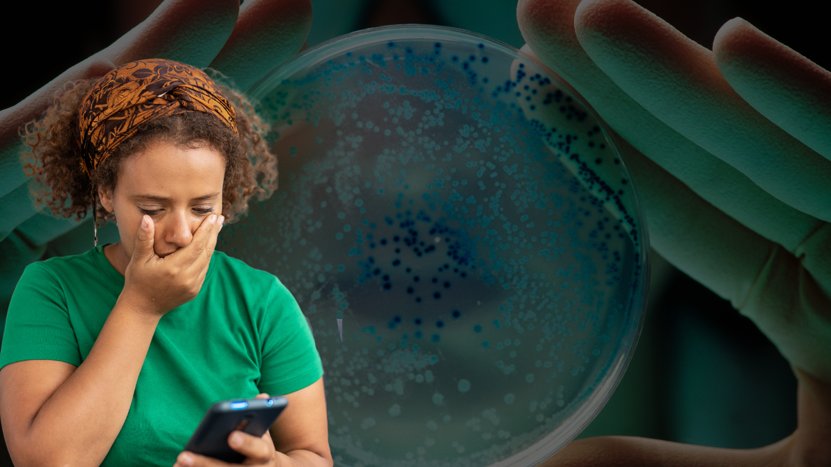 Persona preocupada viendo la pantalla de su celular. | Crédito: Getty images.