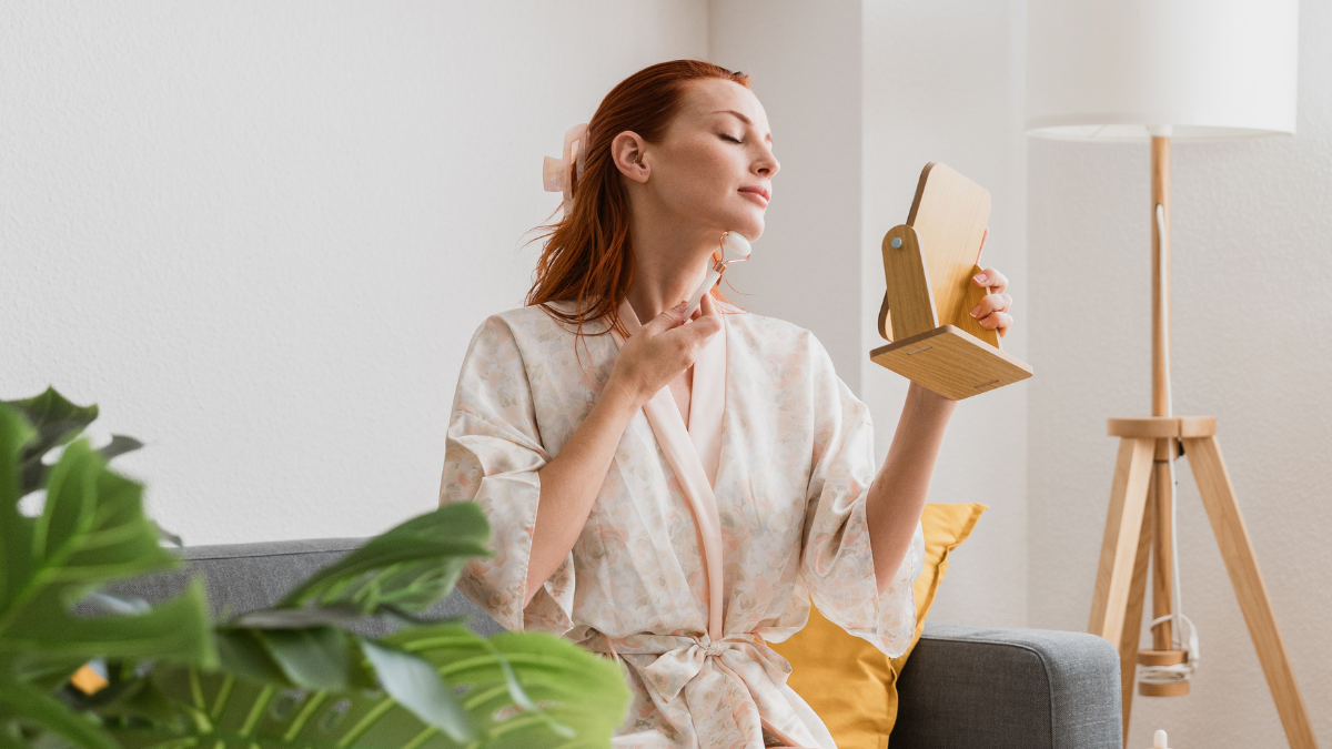 Mujer mirándose el cuello en un espejo. | Crédito: Getty images.
