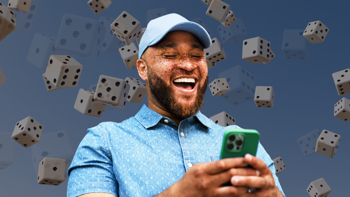 Hombre emocionado viendo su celular. |Crédito: Getty images.