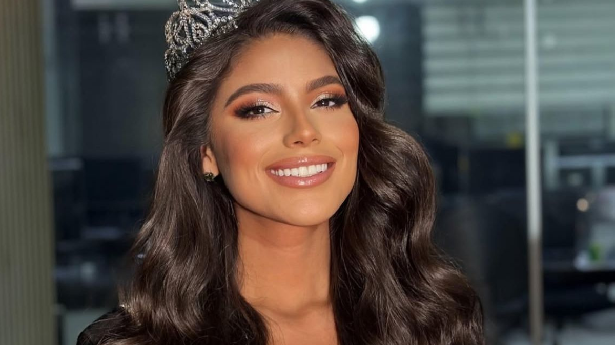 Laura Gallego con la corona. | Crédito: @Lairagallegosoliss