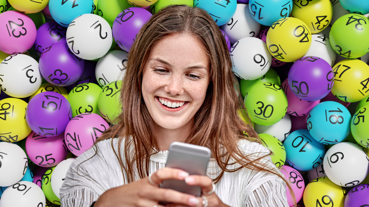 Mujer mirando la pantalla de su celular. | Crédito: Getty images.