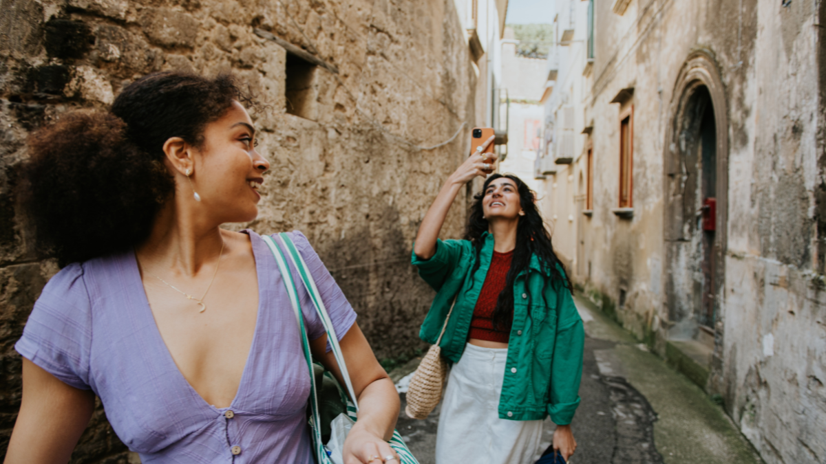 Turistas conociendo lugares. | Crédito: Getty images.