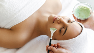 Mujer con mascarilla de aguacate. | Crédito: Getty images.