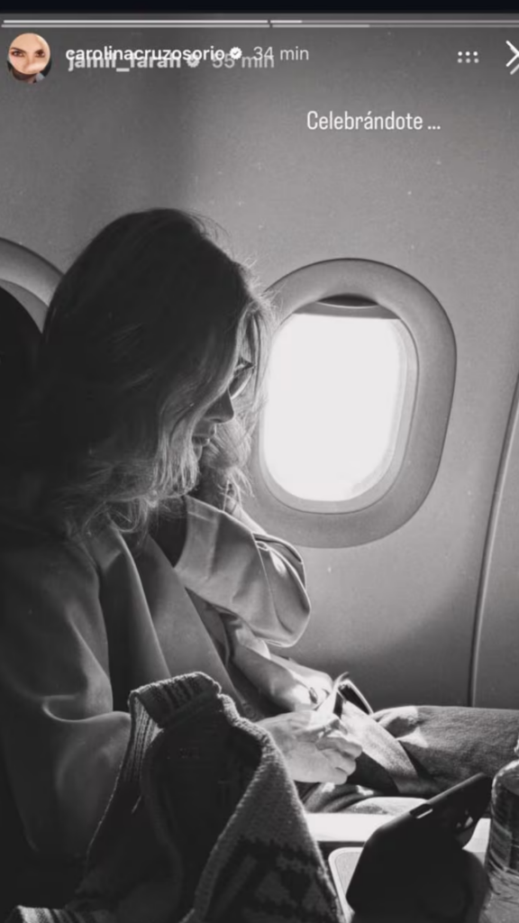 Carolina Cruz en el avión. | Crédito: @Carolinacruzosorio