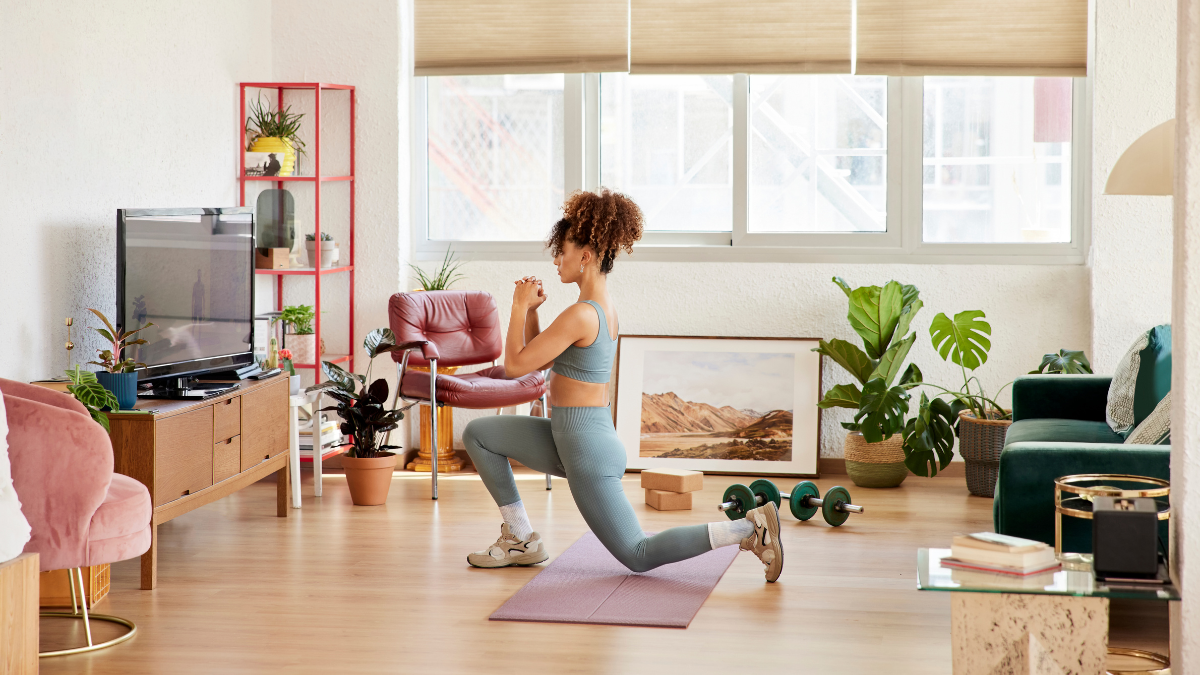 Mujer haciendo ejercicio en su casa (créditos: GettyImages)