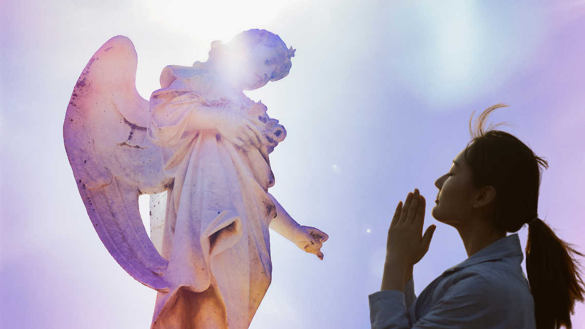 Mujer orando y un ángel. | Crédito: Getty images.