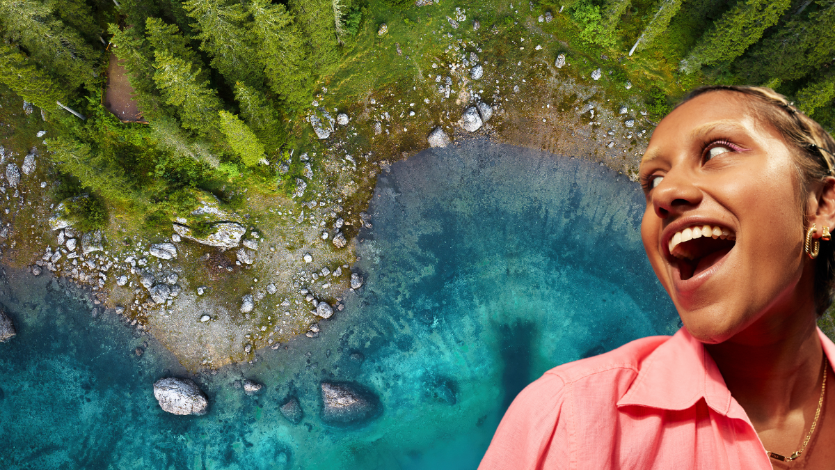 Mujer emocionada viendo aguas cristalinas. | Crédito: Getty images.