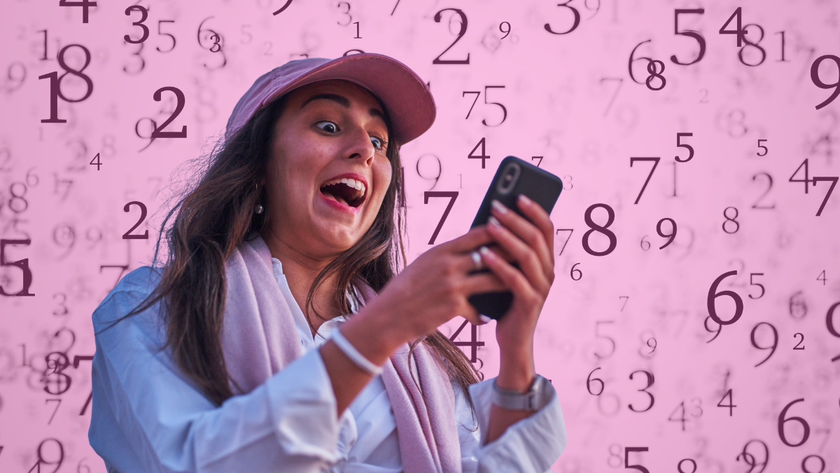 Mujer sorprendida mirando los números de la suerte. | Crédito: Getty images.