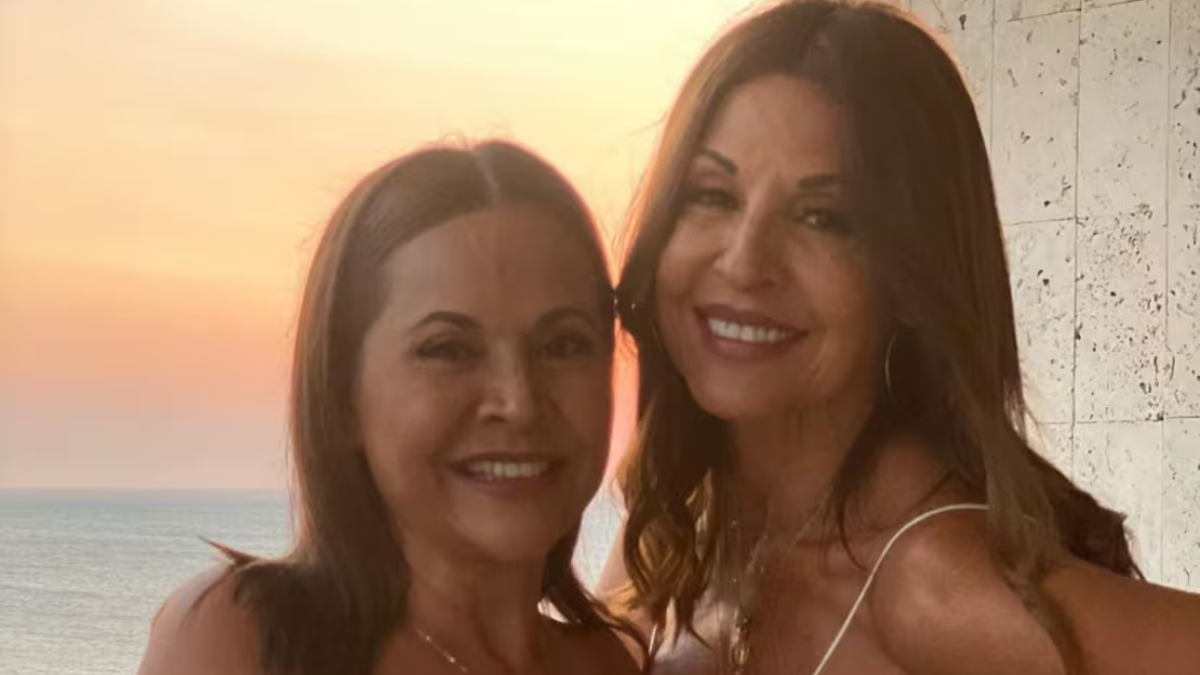 Amparo Grisales y Patricia Grisales en el mar. | Crédito: @patgrisales