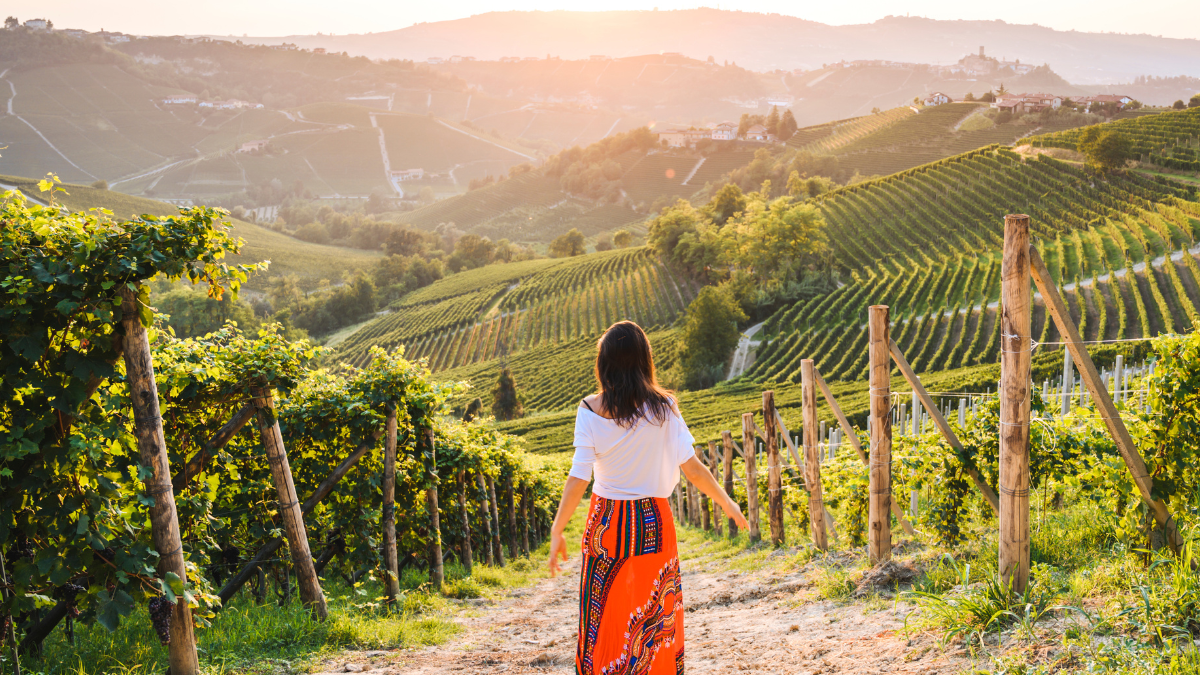 Mujer caminando en Valle del Cauca. | Crédito: Getty images.