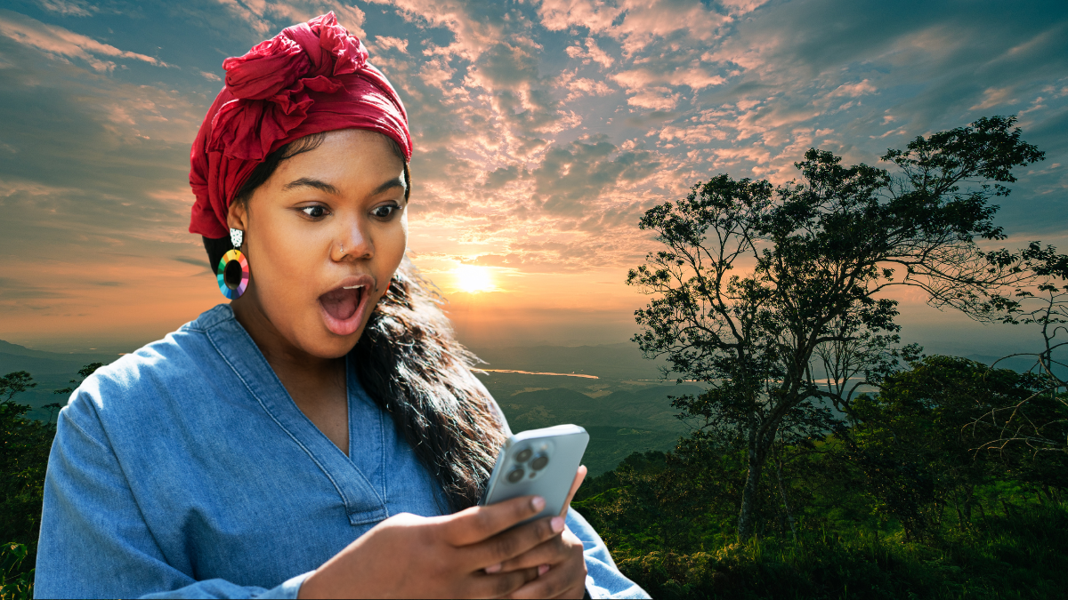 Mujer sorprendida mirando su celular. | Crédito: Getty images.