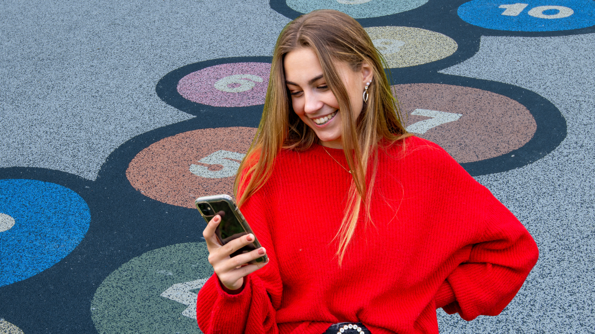 Mujer con los números de la suerte. | Crédito: Getty images.