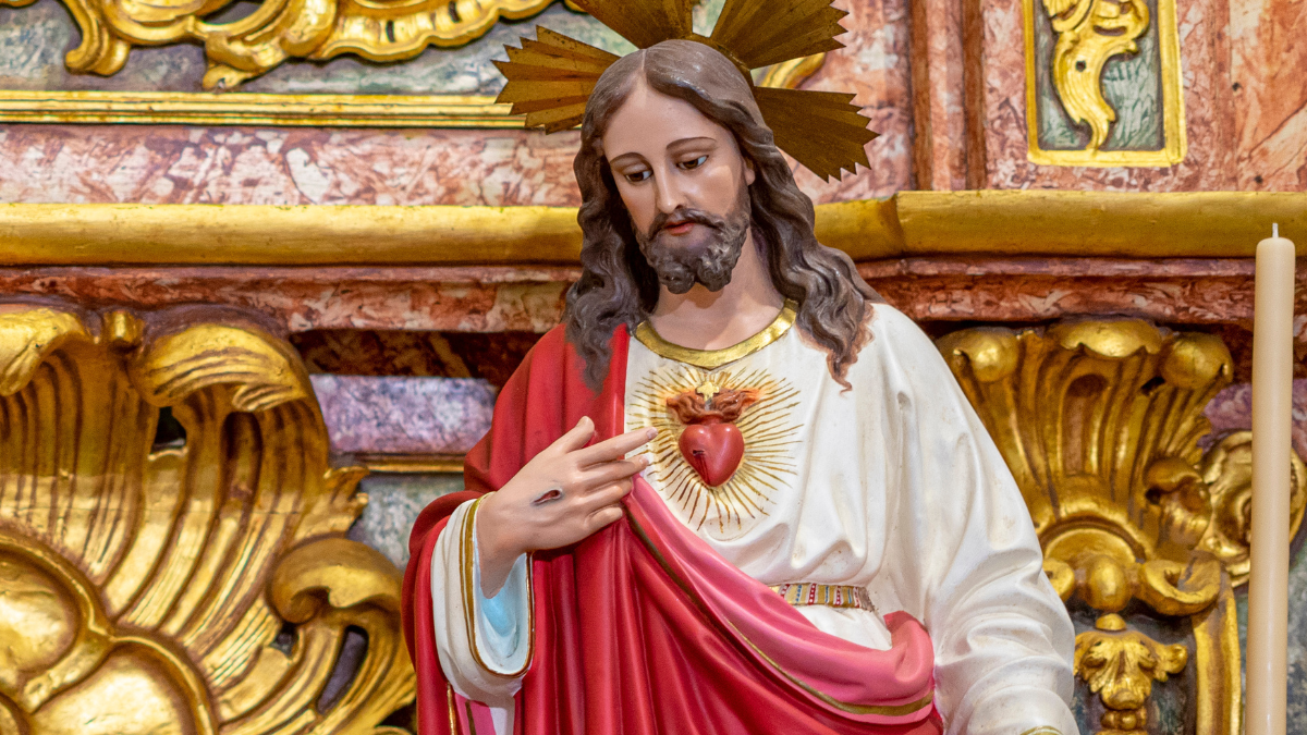 Figura de la estatua del Sagrado Corazón de Jesús. | Crédito: Getty images.