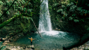 Persona en una cascada. | Crédito: Getty images.