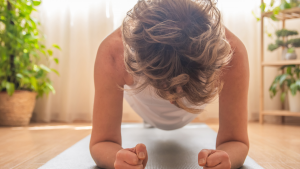 Mujer haciendo plancha. | Crédito: Getty images. 