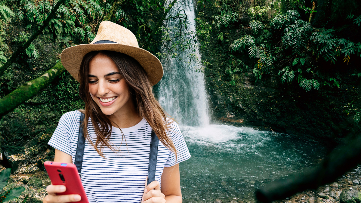 Mujer en cascada cristalina en San Carlos, Antioquia, Colombia . | Crédito: Getty images.