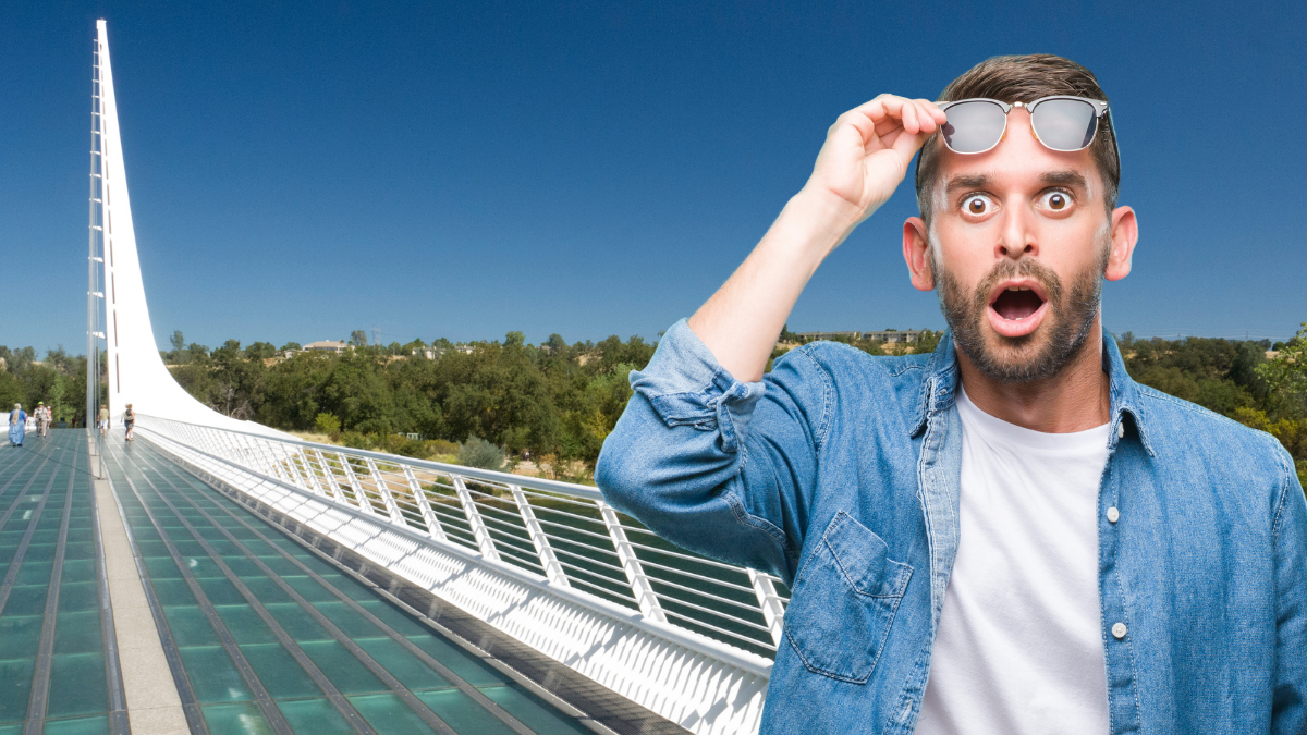 Persona sorprendida en un puente de cristal. | Crédito: Getty images.