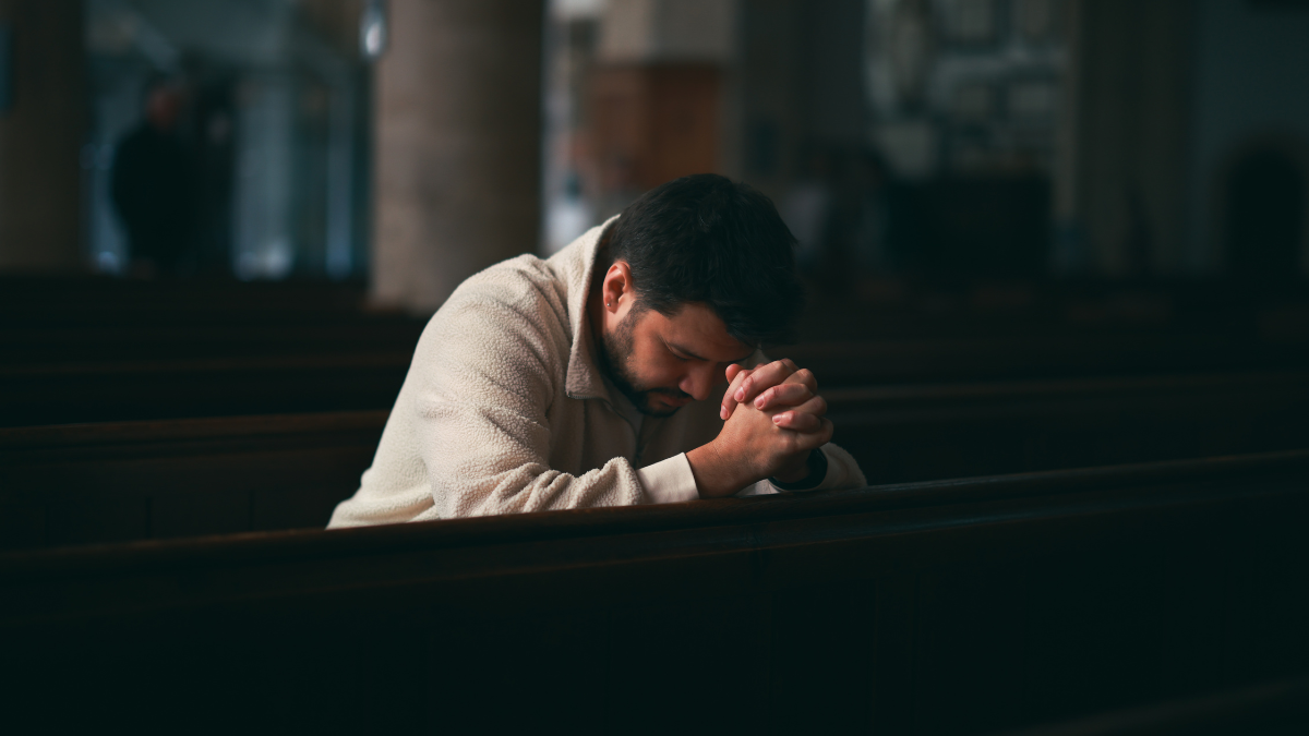 Persona rezando. | Crédito: Getty images.