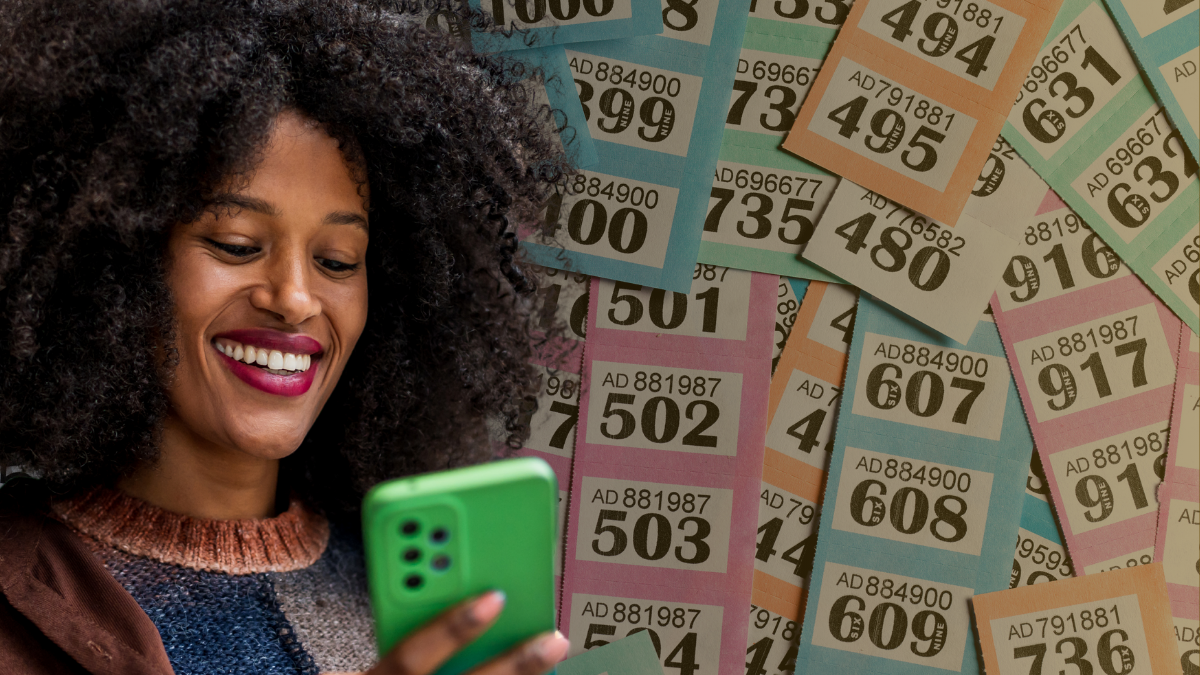 Mujer viendo los números de loa suerte. | Crédito: Getty images.