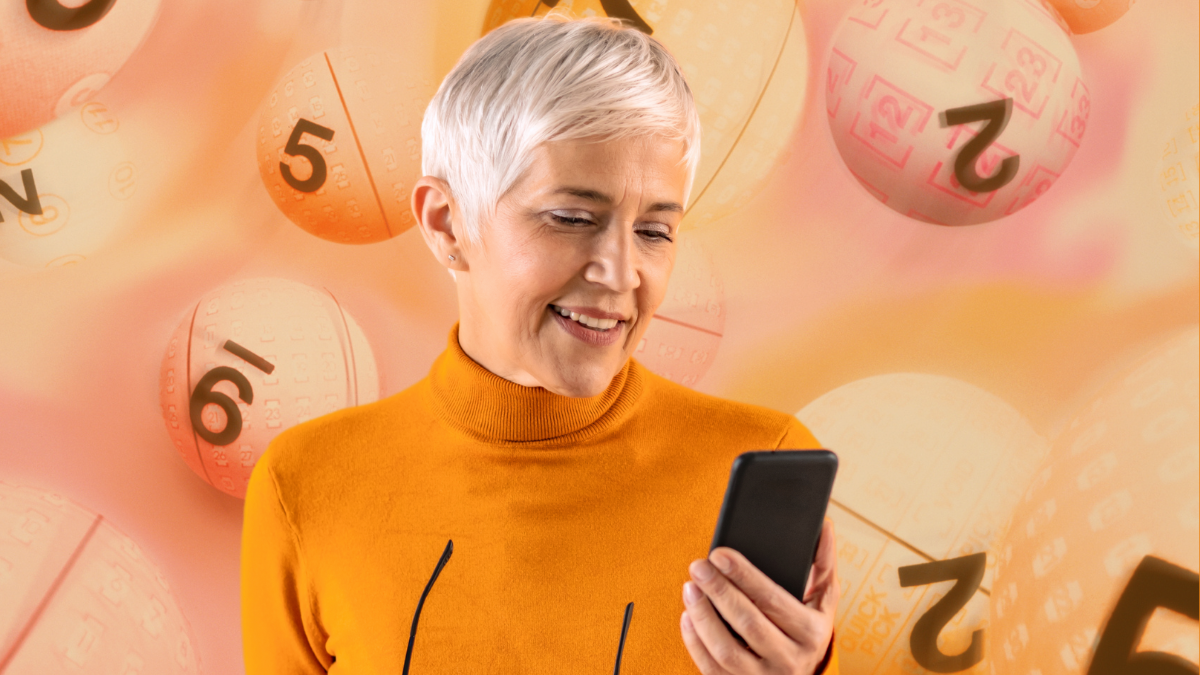 Mujer mirando su celular. | Crédito: Getty images.