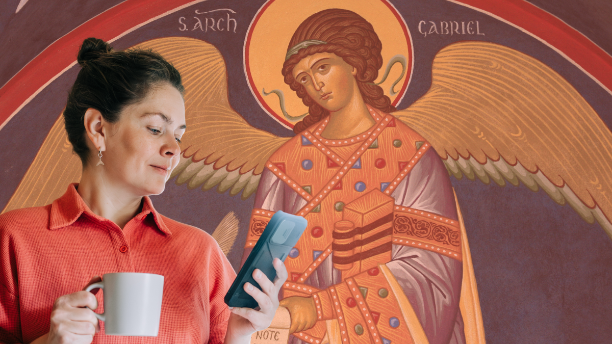 Mujer viendo su celular. | Crédito: Getty images.