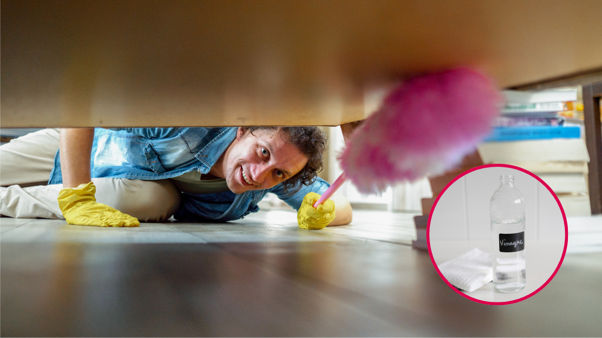 Persona limpiando debajo de la cama. | Crédito: Getty images.