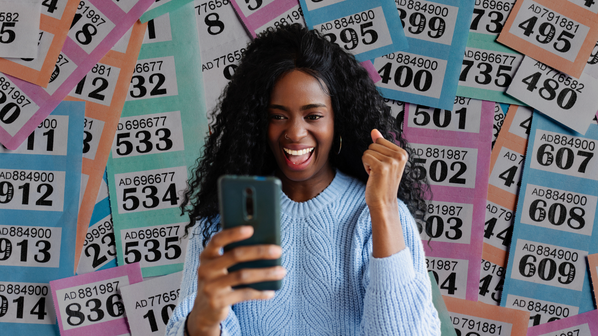 Mujer emocionada con los números de la suerte. | Crédito: Getty images.