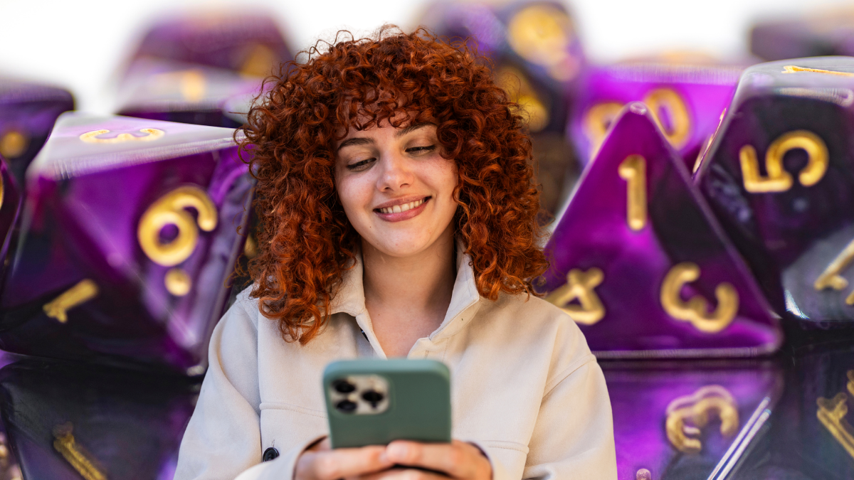 Mujer viendo su celular. | Crédito: Getty images.