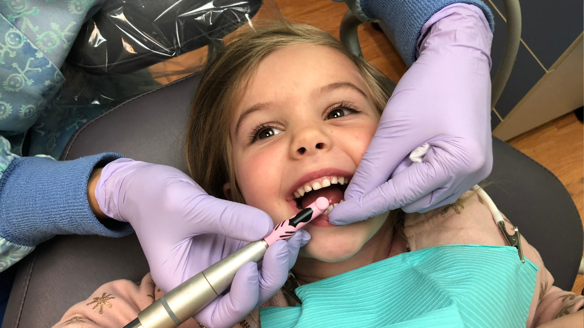 Niña en el odontólogo. | Crédito: Getty images.