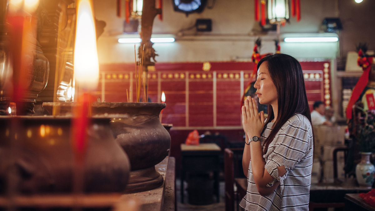Mujer rezando. | Crédito:Getty images.