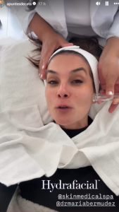 Catalina Gómez explicando su técnica de belleza. | Crédito: @apuntesdecata