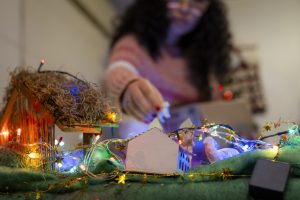 Decorando el pesebre (créditos: GettyImages)