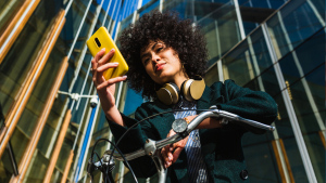 Persona viendo mensajes. | Crédito: Getty images. 