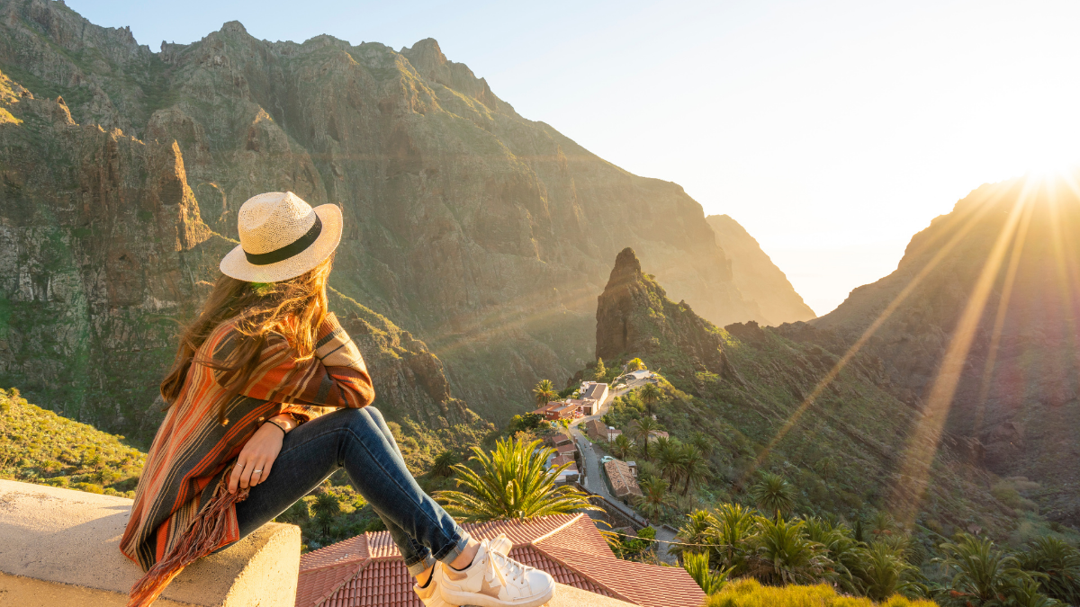 Turista viendo el paisaje. | Crédito: Getty images.