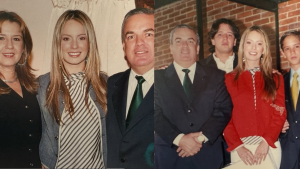 Claudia Bahamón con su familia en la universidad.| Crédito: @Claudiabahamon.