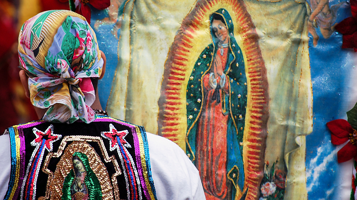Persona rezando a la Virgen de Guadalupe. | Crédito: Getty images.