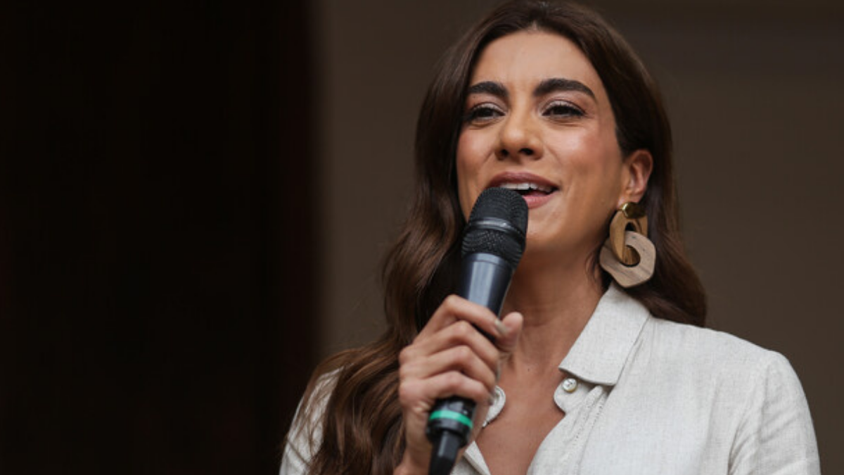 Andrea Serna presentando. | Crédito: Getty images.