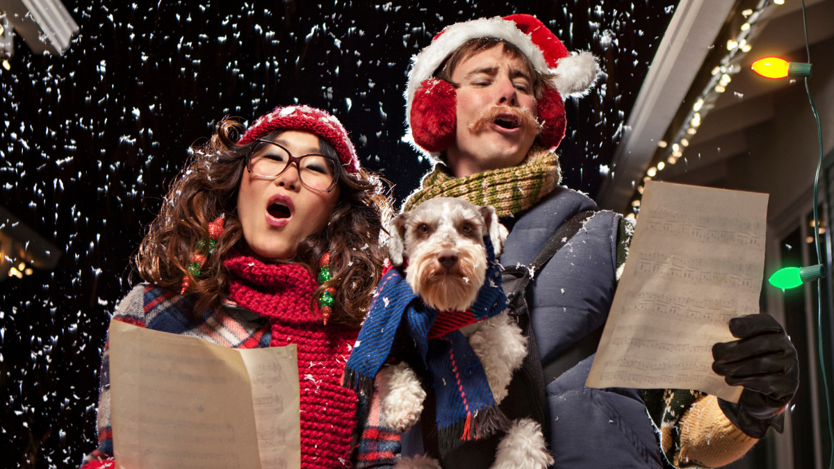 Personas cantando. | Crédito: Getty images.