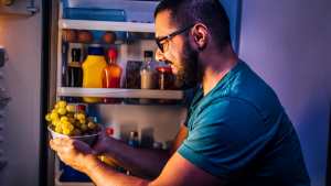 Señor comiendo uvas. | Crédito: Getty images. 