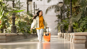 Mujer corriendo con maleta. | Crédito: Getty images, 