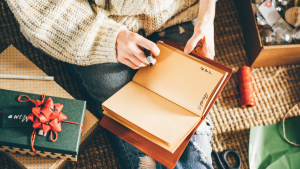 Persona escribiendo sus deseos. | Crédito: Getty images. 