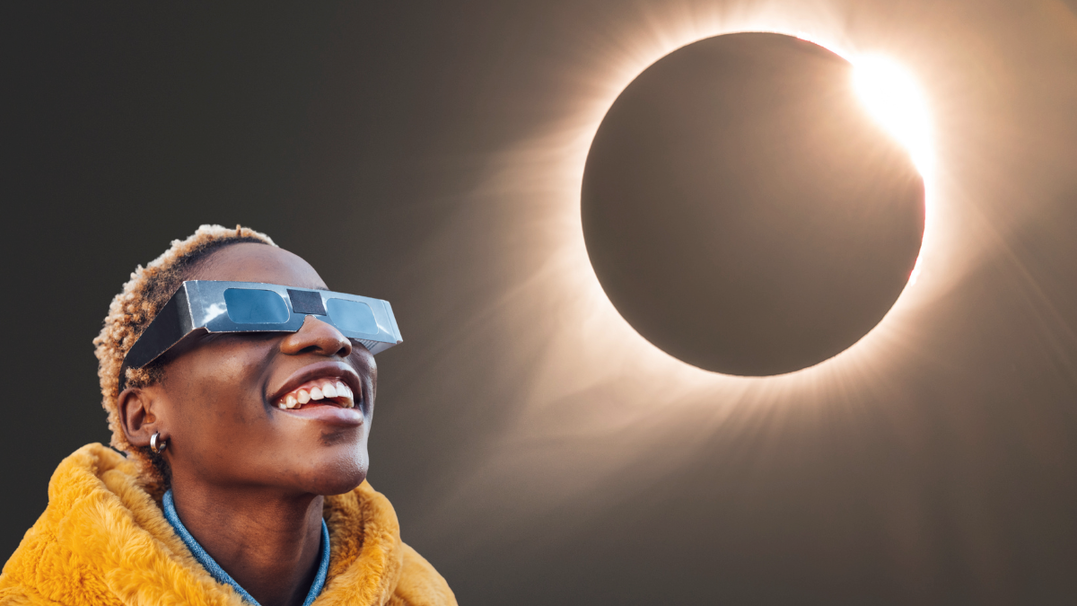 Mujer viendo eclipse. | Crédito: Getty images.